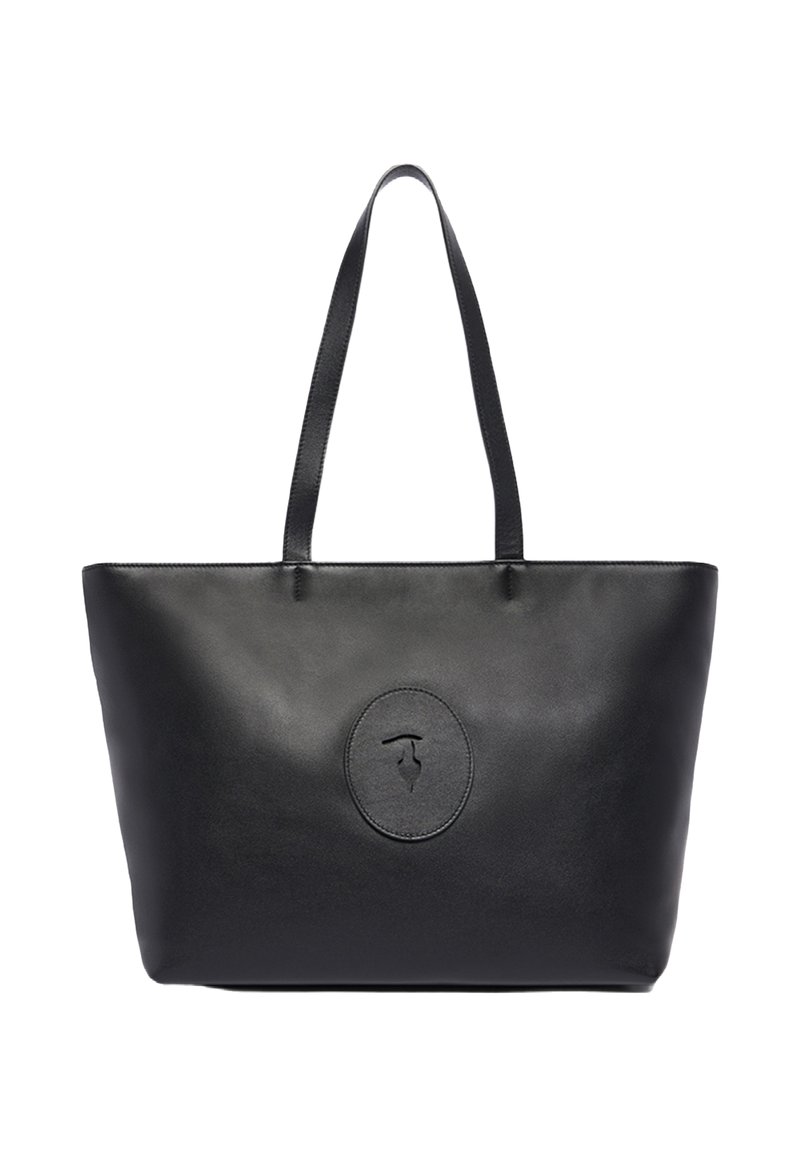 Černá kožená taška přes rameno s dvěma dlouhými uchy a kruhovým vyraženým logem umístěným uprostřed vpředu.