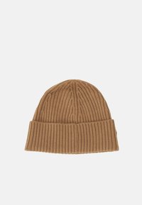 Berretto di lana marrone lavorato a maglia con una texture a coste e un risvolto piegato, caratterizzato da un design a cupola aderente e arrotondato.