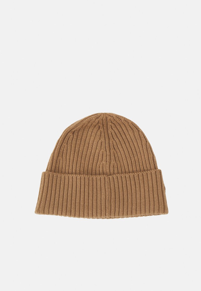 Bonnet en tricot marron avec une texture côtelée et un revers replié, présentant un design en haut rond et ajusté.