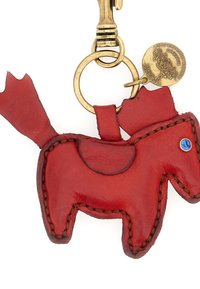 Portachiavi in pelle rossa a forma di cavallo, con cuciture marroni, una perla decorativa blu e un moschettone e anello portachiavi in ottone.