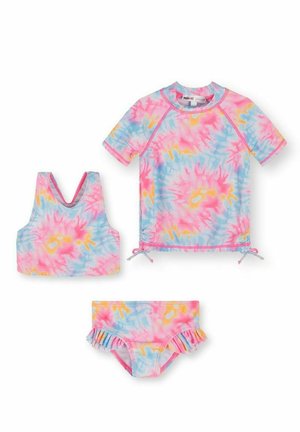 Dziecięcy trzyczęściowy zestaw strojów kąpielowych z wzorem tie-dye w kolorach różowym, niebieskim i żółtym, zawierający bluzkę z krótkim rękawem, top na ramiączkach oraz figi z falbankami.