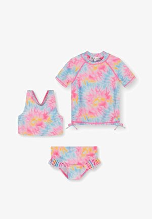 Dziecięcy trzyczęściowy zestaw strojów kąpielowych z wzorem tie-dye w kolorach różowym, niebieskim i żółtym, zawierający bluzkę z krótkim rękawem, top na ramiączkach oraz figi z falbankami.
