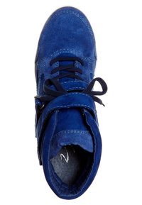 Baskets montantes en daim bleu avec des lacets et une sangle bleu marine, vues de dessus sur un fond blanc.