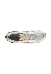 Chaussure de sport blanche avec tige en mesh, superpositions texturées, accents dorés et semelle en caoutchouc noire. Présente des lacets et un logo signature sur la languette.