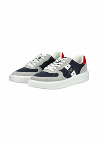 Coppia di sneakers basse in blu navy e grigio con lacci bianchi, suole bianche, dettagli rossi sul tallone e una piccola etichetta con logo sul lato.