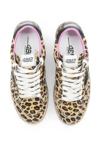 Sneaker im Leopardenmuster mit fellartiger Textur, weißen Schnürsenkeln, schwarzen Akzenten und pinkem Innenfutter, mit einem Logo auf der Zunge.