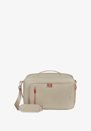 Beige messenger bag met een gladde textuur, voorzien van koraalkleurige ritssluitingen en hardware, een bovenhandvat en een verstelbare schouderband.
