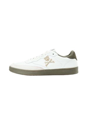Zapatilla baja blanca con logo de calavera y huesos cruzados en beige en el lateral, suela verde oliva y detalle del cuello del talón en verde oliva.