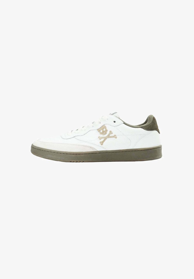 Zapatilla baja blanca con logo de calavera y huesos cruzados en beige en el lateral, suela verde oliva y detalle del cuello del talón en verde oliva.