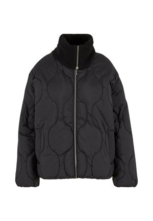 Czarna pikowana kurtka z wysokim żeberkowym kołnierzem i centralnym srebrnym zamkiem błyskawicznym, z okrągłymi przeszytymi wzorami i długimi rękawami.