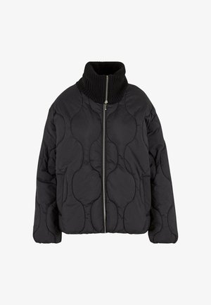 Czarna pikowana kurtka z wysokim żeberkowym kołnierzem i centralnym srebrnym zamkiem błyskawicznym, z okrągłymi przeszytymi wzorami i długimi rękawami.