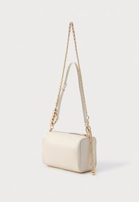 Kremsa ādas crossbody soma ar taisnstūra formu, zelta ķēdes siksnu un noapaļotām akcentiem. Ar rāvējslēdzēja augšējo aizdari vieglai piekļuvei.