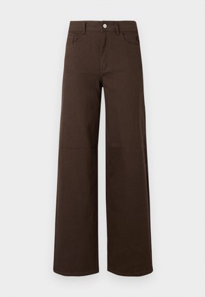Braune Schlaghosen aus strapazierfähigem Stoff, mit Knopfverschluss und klassischem Five-Pocket-Design. Glatte Textur mit minimaler Detailgestaltung.