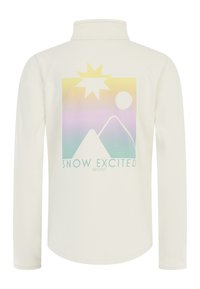 Witte lange mouwen shirt met een pastelkleurig bergontwerp, een zon en een ronde vorm. Tekst "SNOW EXCITED PROTEST" in lichtblauw.