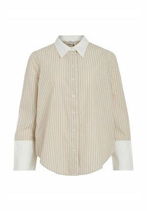 Camisa de un ligero color beige con un patrón de rayas finas, cuello y puños blancos. Presenta un cierre frontal con botones y un dobladillo curvo, fabricada con una tela suave.