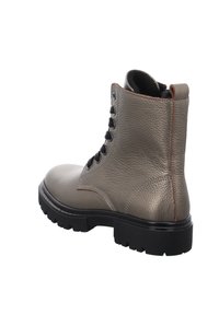 Grå läderankelboot med en strukturerad yta, svarta snörningar och gummisulor. Inkluderar dekorativ sömnad och öglor för snörning.