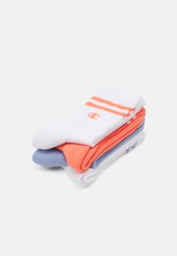 Vier Paar Socken gestapelt: weiß mit orangefarbenen Streifen, einfarbig orange, einfarbig hellblau und einfarbig weiß. Material aus Baumwollmischung, gerippte Textur.
