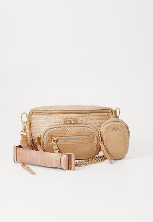 Beige multi-pocket crossbodytas set met gouden ritsen, een afneembare brede band en een klein tasje met gestikte randen.