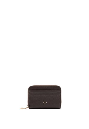 Kompaktowy, ciemnobrązowy skórzany portfel na zamek błyskawiczny z przednią kieszenią na karty oraz złotym logo i suwakiem.