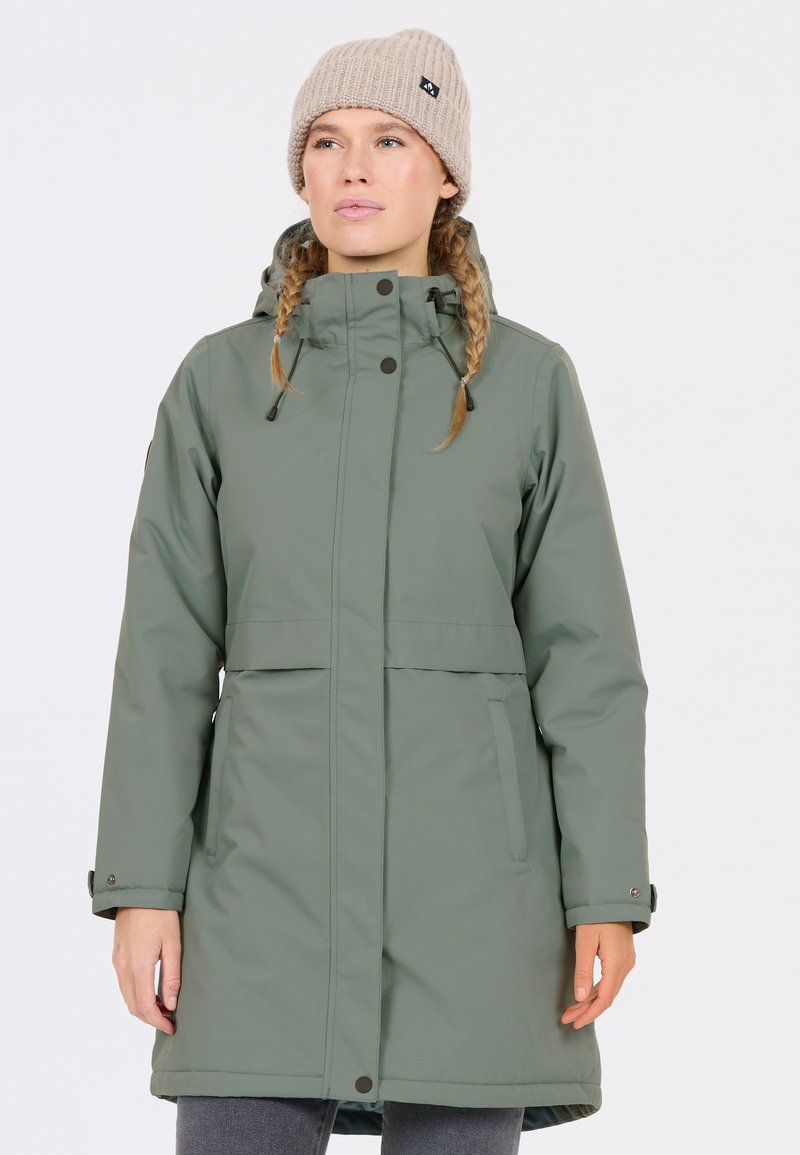 Grön isolerad jacka med hög krage och framfickor. Har en dragkedjestängning, justerbar dragsko i huva och en texturerad beige stickad mössa.