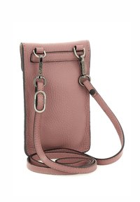 Borsa a tracolla in pelle rosa testurizzata con forma rettangolare sottile, ferramenta color argento e tracolla regolabile. Chiusura superiore.
