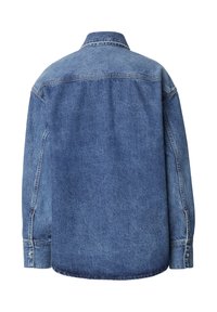 Koszula dżinsowa w średnim odcieniu niebieskiego, z długimi rękawami, zapinanymi mankietami, klasycznym kołnierzem, tylną zaszewką oraz prostym dołem. Faktura tkaniny z delikatnym wykończeniem.