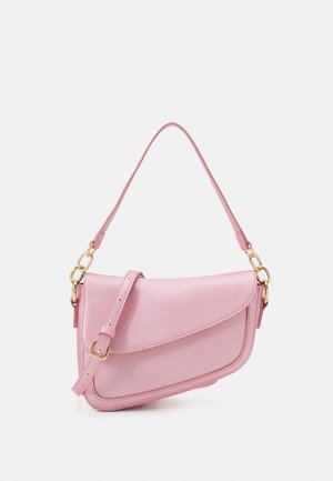 Hellrosa Schultertasche aus strukturiertem Leder mit goldfarbenen Beschlägen, verstellbarem Riemen und Vorderklappe, auf einfarbigem Hintergrund.