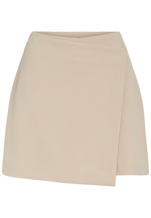 Μπεζ μίνι φούστα τύπου wrap με λεία υφή και ελαφρώς ασύμμετρο τελείωμα, σχεδιασμένη για καθημερινή ή επίσημη χρήση.