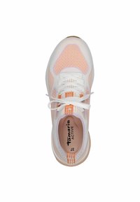 Zapatillas deportivas ligeras con una parte superior de malla blanca y rosa suave, con acentos texturizados y una suela blanca. Cordones en el centro.