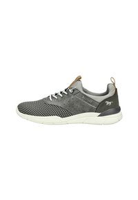Szare buty sportowe z siateczkową teksturą, białymi podeszwami i subtelnymi perforacjami. Posiadają brązowy skórzany akcent z tyłu oraz sznurowany design.