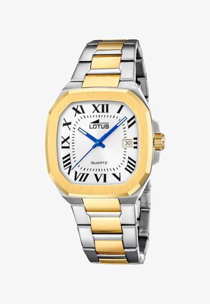 Reloj de pulsera bicolor plateado y dorado con esfera blanca, manecillas azules, números romanos negros, ventana de fecha a las 3 en punto y pulsera de eslabones metálicos.