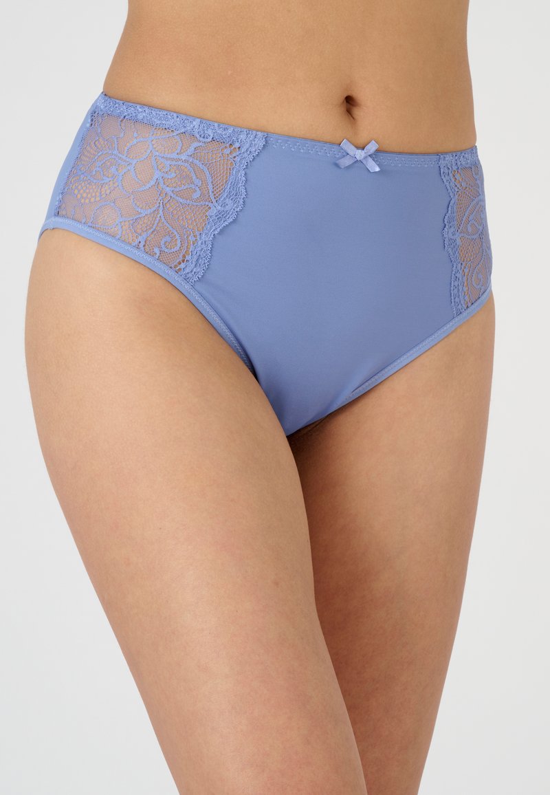Lichtpaarse hoogwaist onderbroek met kant zijpanelen, een satijnen strikdetail aan de voorkant en een gladde, rekbare stofafwerking.