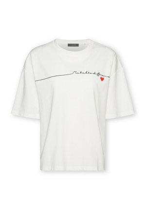 Camiseta blanca de manga corta con texto en cursiva negra "Haz la diferencia" y un pequeño corazón rojo en la parte superior delantera derecha.