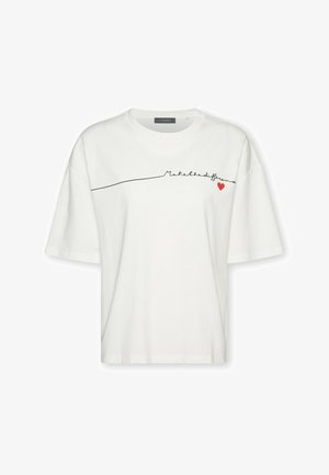 Weißes T-Shirt mit kurzen Ärmeln, schwarzer Schreibschrift mit dem Text "Make the difference" und einem kleinen roten Herz auf der oberen rechten Vorderseite.