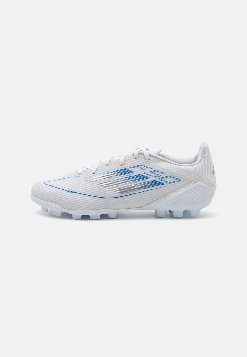 Weiße Fußballschuhe mit strukturiertem Obermaterial, blauen Akzenten und sechs geformten Stollen. Schlankes Design und Schnürsenkel vervollständigen das Sportfootwear.
