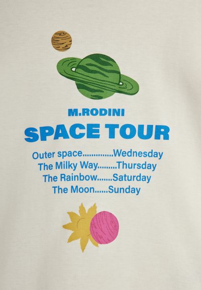 Πράσινος πλανήτης με δαχτυλίδια, καφέ πλανήτης, κίτρινος ήλιος με ροζ πλανήτη, μπλε κείμενο που απαριθμεί τις ημέρες και τους προορισμούς του διαστ ημικού τουρισμού σε μπεζ φόντο.