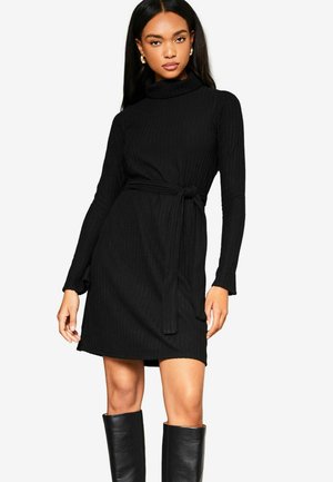ROLL NECK BELTED - REGULAR FIT - Svetríkové šaty - black