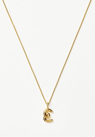 Χρυσό κολιέ αλυσίδα με μενταγιόν σε σχήμα σπειροειδούς στριμμένου γράμματος «C» σε λευκό φόντο.