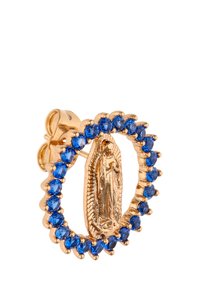 Arany fülbevaló, amelyet kék kristálykeret vesz körül, és egy vallási alak részletes miniatúráját ábrázolja. Kör alakú, fényes felületű.