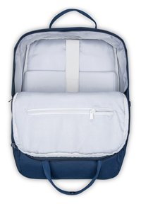 Zaino con esterno blu navy, interno imbottito bianco, tasca con zip e tracolla regolabile. Presenta una maniglia per il trasporto.
