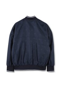Veste bomber bleu marine avec des poignets et une taille élastiques, présentant un motif discret sur l'ensemble et un col à rayures blanches.