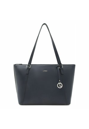 Sac cabas en cuir noir avec de longues bretelles, une fermeture éclair argentée et un pendentif logo rond en argent suspendu à une sangle.