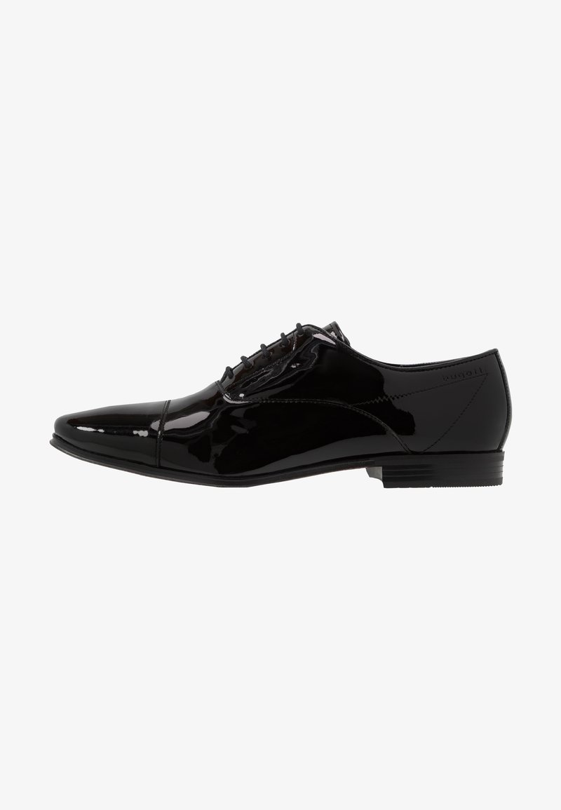 Chaussure de ville formelle en cuir noir brillant avec bout pointu, fermeture à lacets et petit talon empilé, vue de profil latéral.