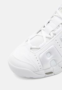 Λευκό αθλητικό παπούτσι με επάνω μέρος από δίχτυ, μαξιλαρωμένο τμήμα γλώσσας και αεριζόμενες περιοχές. Λείες δερμάτινες λεπτομέρειες και καουτσούκ σόλα.