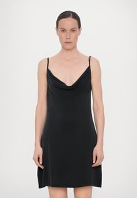 Rochie neagră, din satin, cu bretele subțiri, decolteu tip cowl, textură netedă și tiv care cade deasupra genunchilor, având tăieturi subtile pe laterale.