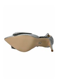Zapato de tacón alto plateado con punta afilada, parte superior texturizada y un tacón esbelto. Suela beige lisa con un ligero estriado para mayor agarre.