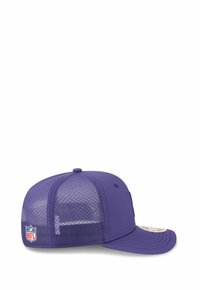 Lila Baseballkappe mit festem Frontteil und Mesh-Rücken. Verfügt über einen gebogenen Schirm und ein NFL-Logo-Patch an der Seite. Die Ränder sind genäht.