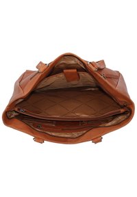 Borsa tote in pelle tan con chiusura zip, dotata di numerosi scomparti interni, foderata in tessuto trapuntato e dettagli in metallo di tonalità argento.