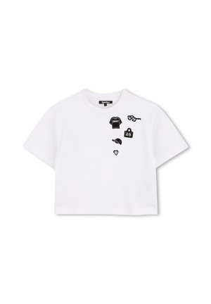 Witte cropped T-shirt met zwarte geborduurde patches van een shirt, zonnebril, pet, tas met '89', en een hart op de borst.