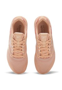 Zapatillas Reebok en malla de melocotón claro con acentos de estampado. Presentan puntera redondeada, cordones planos y suela texturizada.